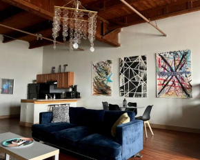 420 Friendly SKYLINE view Downtown Loft FREE Parking